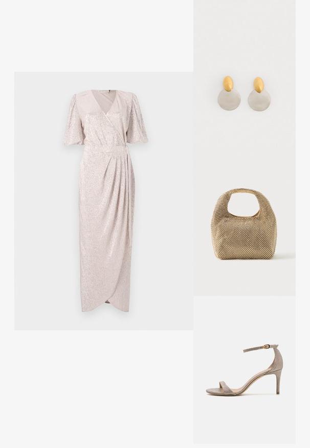 Vestido envolvente largo hasta el suelo de color rosa pálido, con mangas cortas y flotantes; presenta una tela texturizada y brillante con una cintura fruncida y una falda drapeada.; Sandalia de tacón alto con punta abierta en un rosa dorado metálico. Presenta una Delgada correa en el tobillo con un acento de hebilla dorada y un acabado texturizado.; Bolso pequeño de tono dorado cubierto de tachuelas redondas brillantes con un asa corta y un recorte rectangular en la parte superior.; Pendientes de metal dorado y plateado con base de disco redondo y pieza superior ovalada, textura suave y acabado pulido.