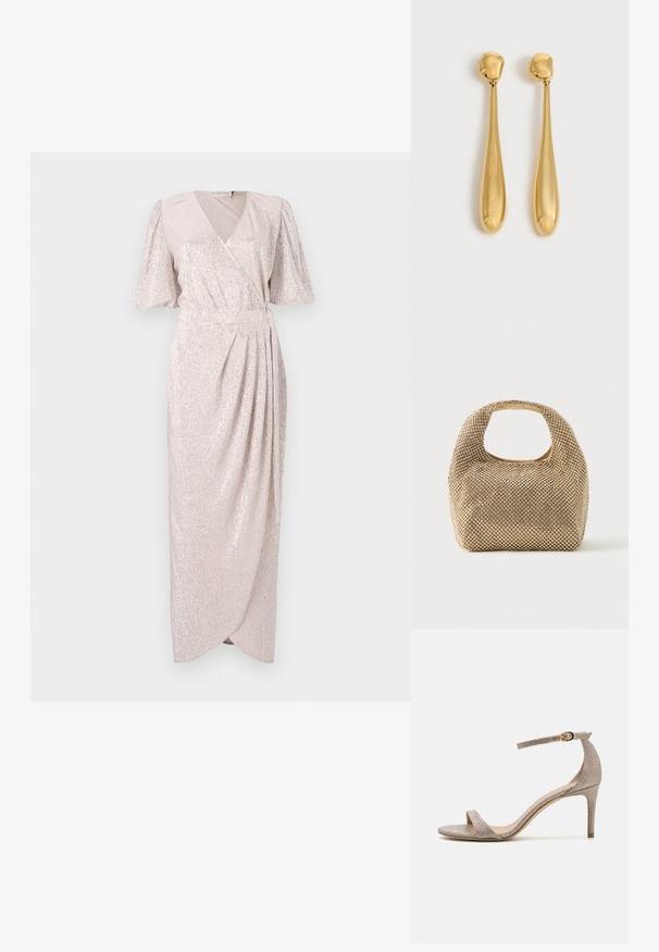 Lichtroze, vloerlange wikkeljurk met korte, flapmouwen; heeft een gestructureerde, glinsterende stof met een gathered taille en gedrapeerde rok.; Open-toe hoge hak sandaal in metallic roségoud. Beschikt over een dunne enkelband met een gouden gesp accent en een gestructureerde afwerking.; Kleine handtas in goudkleur, bedekt met glanzende ronde studs, met een kort handvat en een rechthoekige uitsnede aan de bovenkant.; Een paar lange, gladde, glanzende gouden druppelvormige oorbellen met afgeronde toppen en taps toelopende druppelvormen op een lichte achtergrond.