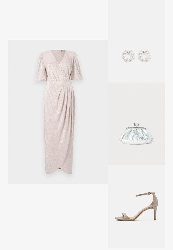Lys pink, golvlång omslagsklänning med korta, svävande ärmar; har en strukturerad, skimrande tyg med samlad midja och draperad kjol.; Åben tå højhælet sandal i metalisk roséguld. Har en tynd ankelrem med en guldspænde accent og en struktureret overflade.; Lille sølvfarvet metallisk clutch-pung med rundet, rynket design og lukning med to sølvkugler.; Cirkulære øreringe lavet af metal, prydet med flere klare, facetterede sten arrangeret i et funkende mønster. Farveløse og reflekterende.