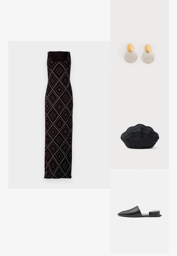 Zwarte mouwloze maxi-jurk met witte cirkel- en diamantpatronen. Gemaakt van een gladde stof met een getailleerde pasvorm en een ronde hals.; Zwarte leren instap muiltjes met spitse neus, minimalistisch ontwerp en een getextureerde achterhakaccent. Gladde oppervlakte en platte zool.; Zwarte gevlochten handtas in de vorm van een sint-jakobsschelp met een gebogen bovenkant en een geweven textuur op een effen achtergrond.; Gouden en zilveren metalen oorbellen met een ronde schijfbasis en een ovale bovenstuk, gladde textuur en gepolijste afwerking.