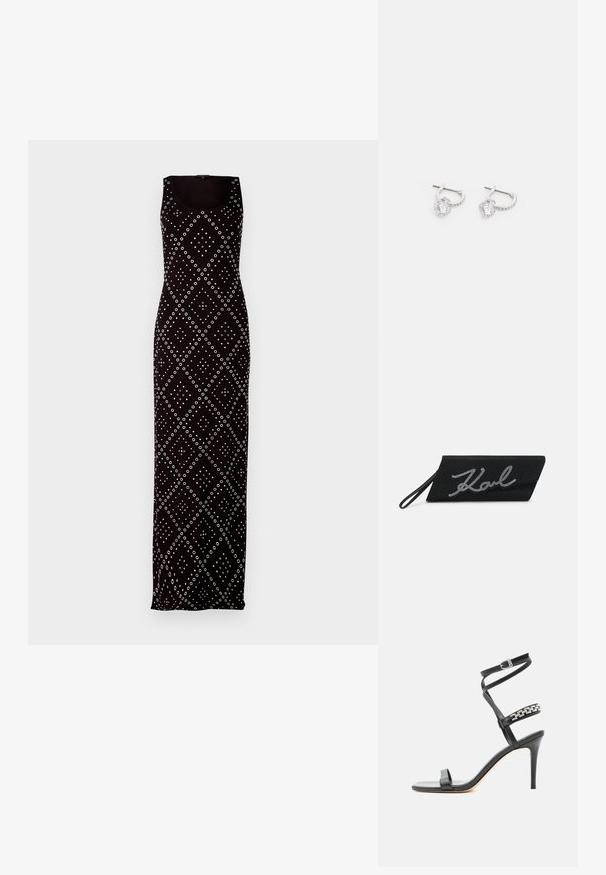 Zwarte mouwloze maxi-jurk met witte cirkel- en diamantpatronen. Gemaakt van een gladde stof met een getailleerde pasvorm en een ronde hals.; Zwarte sandaal met hoge hak, smalle enkelband, middenvoetband versierd met zilveren schakels en een open teenontwerp.; Zwarte clutch met een gestructureerd oppervlak, voorzien van een zilveren strass handtekeningaccent. Slank ontwerp en polsband voor gemakkelijk gebruik.; Zilveren creolen met een centrale heldere steen, omringd door kleinere stenen langs de ring. Zachte textuur en gepolijste afwerking.