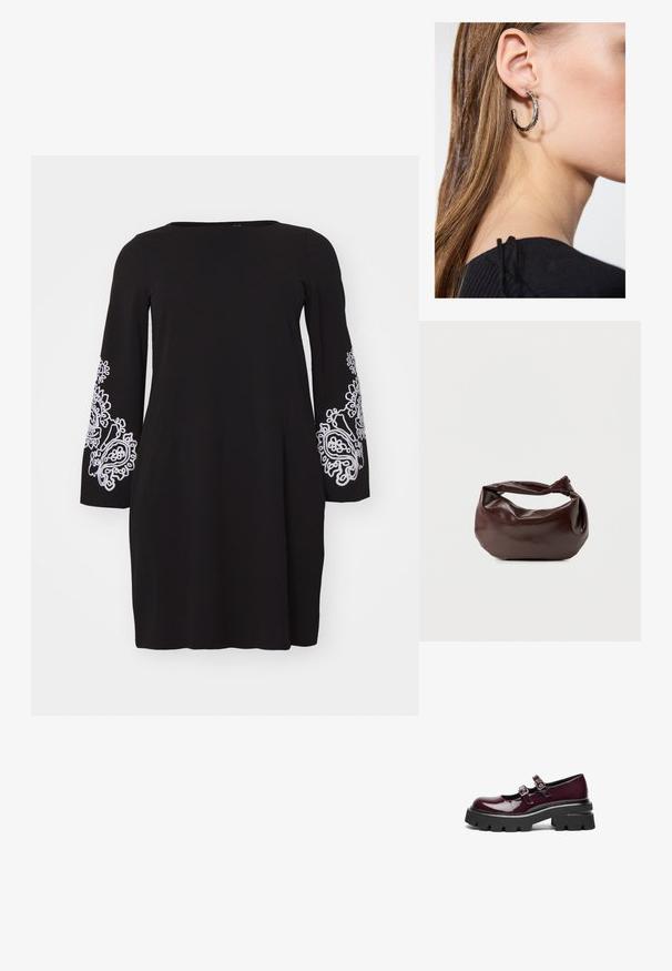 Vero Moda Curve VMCGIRA SHORT DRESS - Jerseykjole - black/white; Bordeaux patentlæder Mary Jane-sko med dobbelte spænde remme og tykke sorte gummisåler med dybe riller.; Mørkebrun læder skuldertaske med en blød, afslappet form og et snoet knudehåndtag på en ensartet hvid baggrund.; Sølv hoop ørestik med en poleret overflade, prydet med små guld accenter og en rund form, båret på øreflippen.