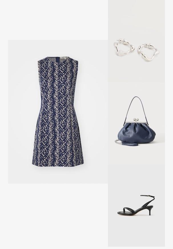 Robe sans manches en tissu bleu marine avec un motif en zigzag crème, dotée d'un col rond et d'une fermeture éclair au dos. Silhouette en A.; Sandale pour femme en cuir noir avec fines lanières, une boucle d'orteil, une boucle à la cheville et un talon aiguille de hauteur moyenne sur un fond neutre.; Sac à main en cuir bleu marine doux avec fermeture à boucle argentée, une seule bandoulière, et une chaîne de poignet amovible sur fond blanc.; Boucles d'oreilles créoles en métal argenté de forme irrégulière avec fermoirs à tige, posées sur une surface blanche unie.