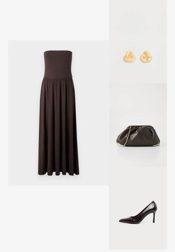 Robe maxi marron sans bretelles en tissu doux, avec un corsage ajusté et une jupe fluide et froncée pour plus de liberté de mouvement.; Chaussure à talon haut en cuir noir à bout pointu avec un talon aiguille fin sur un fond clair uni.; Sac à main en cuir marron avec un design froncé, une bandoulière en chaîne dorée et une finition douce et texturée. Sa forme compacte est idéale pour une utilisation en soirée.; Paire de clous d'oreilles en forme de nœud, couleur or brillant, sur un fond blanc uni.