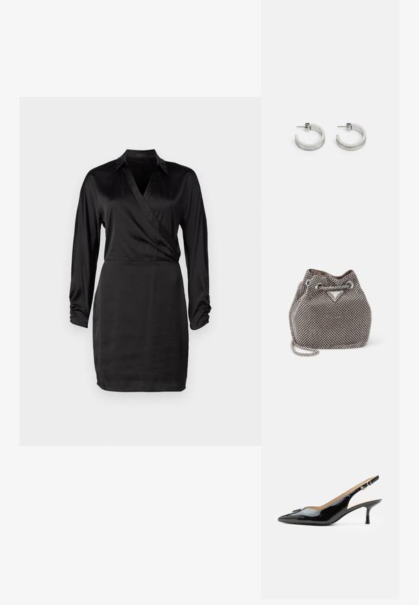 Schwarzes Satin-Wickelkleid mit langen Ärmeln, V-Ausschnitt und gerafften Ärmeldetails. Die glatte Textur und die taillierte Silhouette betonen das elegante Design.; Schwarzer Pumps mit Riemchen aus Lackleder, spitz zulaufender Zehenpartie, kleinem Kitten-Heel und silberner Schnalle auf weißem Hintergrund.; Metallisch graue Bucket Bag mit Strassverzierungen, einem Kordelzugverschluss und einem silbernen Kettenriemen. Auf der Vorderseite befindet sich eine Logo-Plakette.; Silberne Creolen mit einer glatten Oberfläche und einer Reihe kleiner klarer Steine entlang der unteren Kante, mit einer Steckverschluss.