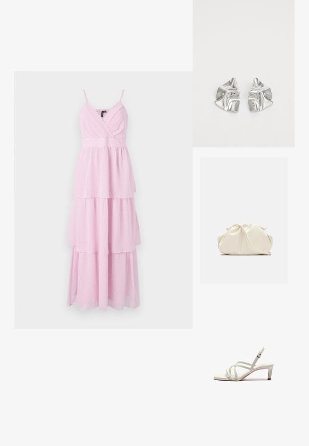 Lyserød, lagdelt maxikjole med spaghetti-stropper, der har en indpakket bodice og prikmønster i et let, tekstureret stof.; Zign by Zalando Pumps - off white; Blød, cremefarvet læder clutch taske med samlet, rynket design og en tynd skulderrem, der hviler foran på en ensfarvet baggrund.; Sølvmetal øreringe med et bølgende, skulpturelt design, der har en poleret overflade og uregelmæssige former, hvilket fremhæver en moderne æstetik.