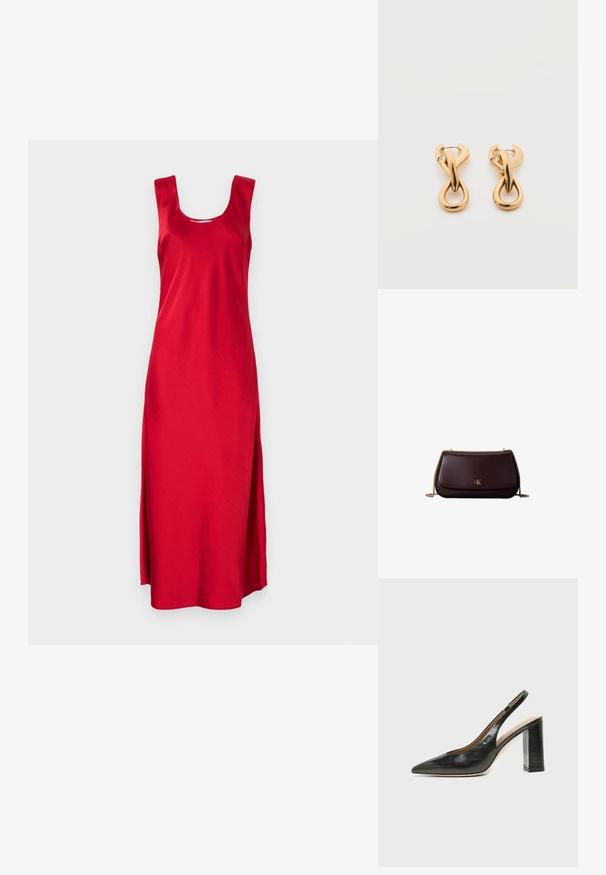 Robe maxi rouge sans manches avec un décolleté carré et des fentes sur les côtés. Fabriquée en tissu lisse, mettant en avant un design simple et épuré.; Chaussure slingback en cuir noir à bout pointu avec un talon bloc haut et une doublure intérieure beige sur un fond clair uni.; Sac à bandoulière en cuir brun foncé avec bandoulière chaîne dorée et logo doré "cK" sur le rabat avant.; Paire de boucles d'oreilles créoles en bouclettes dorées brillantes sur fond blanc uni, présentant un design torsadé entrelacé.