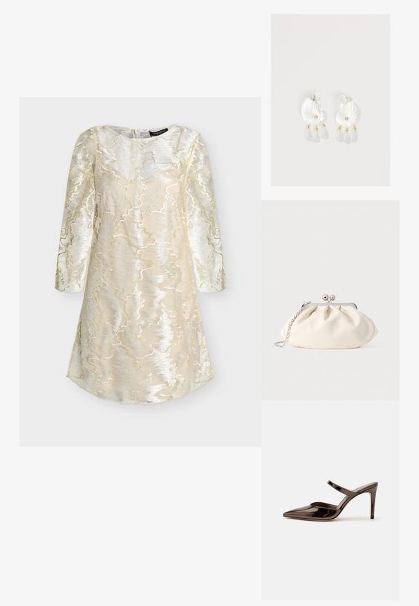 Robe longue crème et argentée à manches longues avec un motif métallique ondulé texturé et un col rond, conçue pour des occasions formelles.; Mule à talon haut marron foncé brillant à bout pointu avec une fine bride sur le coup de pied sur fond blanc uni.; Pochette en tissu crème avec un design froncé, cadre en métal argenté, deux boules décoratives, et une bandoulière chaîne argentée.; Boucles d'oreilles en résine transparente en forme de coquillage avec de petits accents dorés et trois breloques translucides en forme de goutte pendantes sur chaque boucle d'oreille.