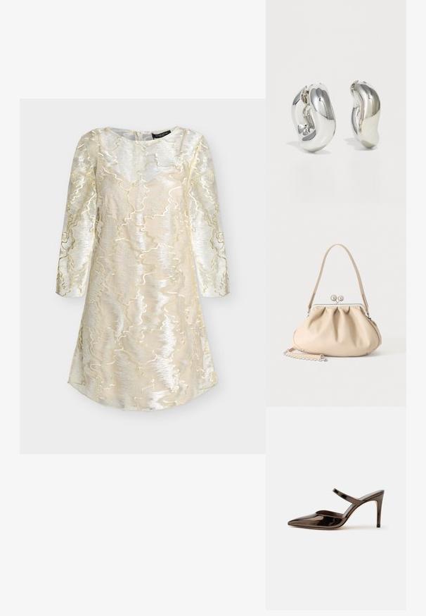 Robe longue crème et argentée à manches longues avec un motif métallique ondulé texturé et un col rond, conçue pour des occasions formelles.; Mule à talon haut marron foncé brillant à bout pointu avec une fine bride sur le coup de pied sur fond blanc uni.; Sac à main en cuir souple beige avec un fermoir en métal argenté, une bandoulière simple et une bandoulière chaîne optionnelle sur fond blanc.; Boucles d'oreilles sculpturales en argent avec des formes douces et courbes et des surfaces réfléchissantes. Présentent un design de boucle fermée et une forme organique distincte.