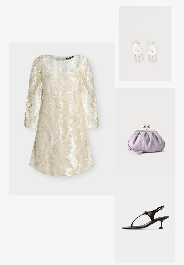 Robe longue crème et argentée à manches longues avec un motif métallique ondulé texturé et un col rond, conçue pour des occasions formelles.; Sandale slingback en cuir verni marron foncé avec petit talon et bride entre les orteils sur fond blanc.; Pochette lavande douce avec tissu froncé, fermoir kiss-lock argenté et bracelet assorti sur un fond clair uni.; Boucles d'oreilles en résine transparente en forme de coquillage avec de petits accents dorés et trois breloques translucides en forme de goutte pendantes sur chaque boucle d'oreille.