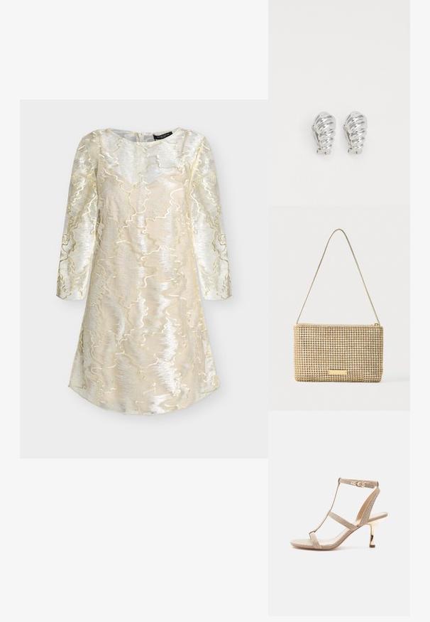 Robe longue crème et argentée à manches longues avec un motif métallique ondulé texturé et un col rond, conçue pour des occasions formelles.; Sandale beige pour femme avec brides, talon bébé doré et fermeture à boucle à la cheville, présentée sur un fond blanc.; Pochette dorée de forme rectangulaire, recouverte de strass argentés brillants. Dotée d'une fine bandoulière métallique et d'une fermeture éclair.; Boucles d'oreilles en clip argentées avec un design en spirale, présentant une texture métallique lisse et des formes arrondies. Pas d'embellissements ou de motifs visibles.