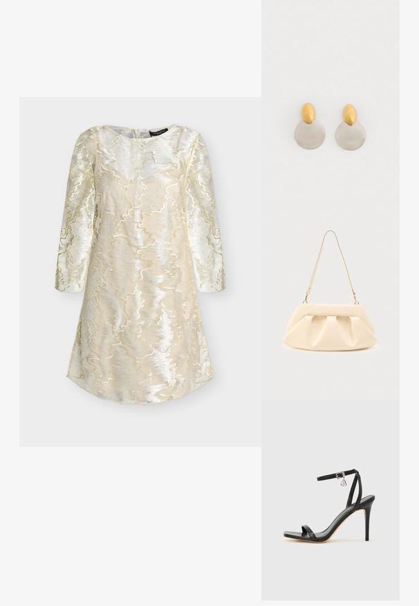 Robe longue crème et argentée à manches longues avec un motif métallique ondulé texturé et un col rond, conçue pour des occasions formelles.; Sandale à talon haut noire avec une bride étroite à la cheville, bout carré, cuir lisse et accent de boucle métallique.; Sac à main en cuir couleur crème avec des plis froncés, des ferrures dorées, et une seule bandoulière fine sur un fond uni.; Boucles d'oreilles en métal doré et argenté avec une base en disque rond et une pièce supérieure ovale, texture lisse et finition polie.