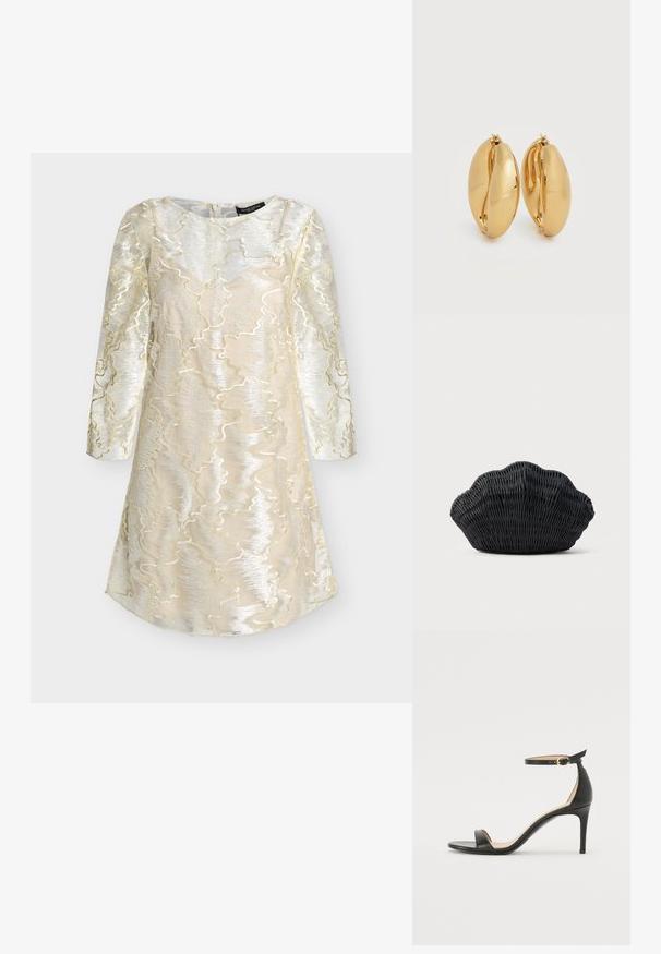 Robe longue crème et argentée à manches longues avec un motif métallique ondulé texturé et un col rond, conçue pour des occasions formelles.; Sandale à talons hauts en cuir noir avec une lanière de cheville. Présente une texture lisse, un bout ouvert et un talon fin. Détail de boucle en ton doré.; Sac à main en osier noir en forme de coquille Saint-Jacques avec un dessus courbé et une texture tressée sur un fond uni.; Paire de boucles d'oreilles épaisses en forme de créoles, effet or poli, avec un design légèrement ovale et massif, dotées de fermoirs à charnière sur fond blanc.