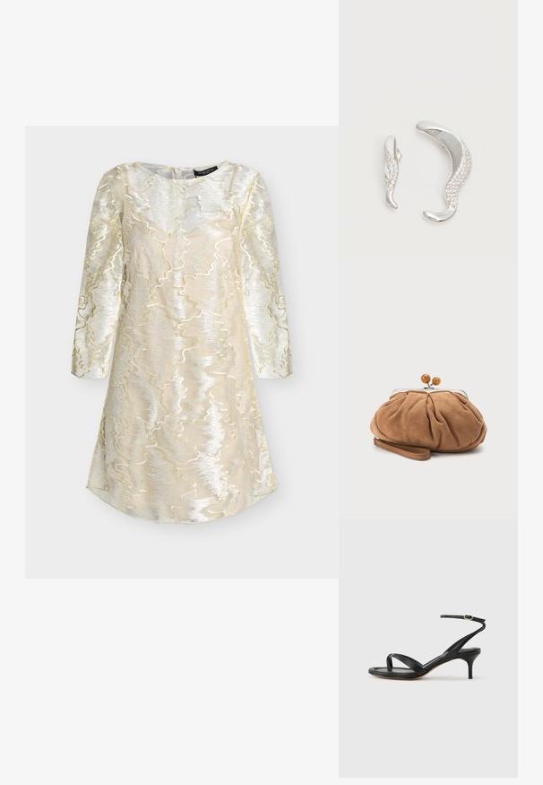 Robe longue crème et argentée à manches longues avec un motif métallique ondulé texturé et un col rond, conçue pour des occasions formelles.; Sandale pour femme en cuir noir avec fines lanières, une boucle d'orteil, une boucle à la cheville et un talon aiguille de hauteur moyenne sur un fond neutre.; Petit sac pochette en daim marron doux avec tissu froncé, fermoir métallique, accents de perles en bois et bracelet pour poignet sur fond blanc.; Deux boucles d'oreilles argentées courbées, l'une plus grande que l'autre, toutes deux ornées de petits cristaux scintillants le long d'un bord.
