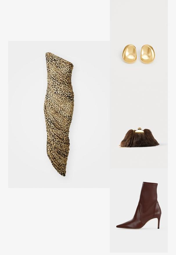 Ein einseitiges Kleid aus weichem Stoff mit einem Leopardenmuster in Beige, Schwarz und Braun, mit gerafften Details an einer Seite.; Dunkelbrauner Lederstiefelette mit spitzer Spitze und schlankem hohen Absatz vor einem schlichten hellen Hintergrund.; Braune Clutch aus Kunstfell mit goldfarbenem Verschluss und Kettenriemen. Weiche Textur, dreieckige Form und leicht flauschiges Aussehen.; Goldfarbene Ohrstecker mit einer glatten, runden Form und einer reflektierenden Oberfläche, die ein minimalistisches Design ohne sichtbare Muster zeigen.
