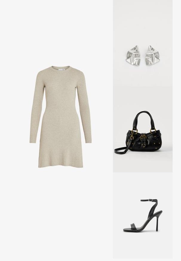 Beiges, geripptes Strickkleid mit langen Ärmeln, rundem Ausschnitt und lockerer Passform. Mit seitlichen Schlitzen für Bewegungsfreiheit und Struktur.; Schwarze High-Heels-Sandalen mit schlankem Knöchelriemen und zwei vorderen Riemen. Aus glattem Leder gefertigt, mit einer eleganten spitzen Zehenform und einem Stiletto-Absatz.; Schwarze Lederhandtasche mit goldener Schnalle und Nieten, kurzen Griffen und einem verstellbaren Schultergurt vor einem schlichten weißen Hintergrund.; Silberne Metallohrringe mit einem wellenförmigen, skulpturalen Design, das eine polierte Oberfläche und unregelmäßige Formen aufweist, die eine zeitgenössische Ästhetik betonen.