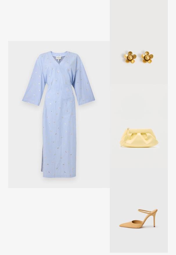 Robe rayée bleu et blanc avec un col en V, des manches trois-quarts, et des motifs de croissants de lune dorés. Fente latérale pour faciliter les mouvements.; Chaussure à talon aiguille beige à bout pointu avec une fine bride de cheville sur fond blanc.; Pochette en cuir jaune doux avec des détails froncés et une fine lanière de poignet sur un fond clair uni.; Deux petites boucles d'oreilles clous en or en forme de fleur avec cinq pétales arrondis et un centre sphérique sur fond blanc.