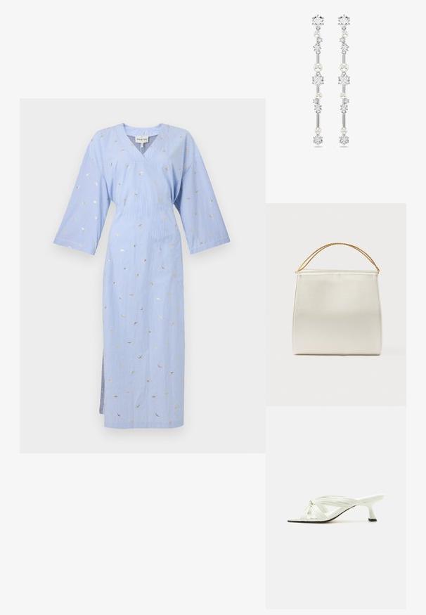 Robe rayée bleu et blanc avec un col en V, des manches trois-quarts, et des motifs de croissants de lune dorés. Fente latérale pour faciliter les mouvements.; Sandale blanche à talon avec plusieurs fines brides nouées et un talon fin de hauteur moyenne sur un fond clair uni.; Sac à main structuré en finition satinée, de couleur crème, avec une bandoulière chaîne. Présente une texture plate et lisse ainsi que des coutures nettes.; De longues boucles d'oreilles en argent ornées de cristaux clairs alternés et de perles blanches, avec un design symétrique et des détails délicats.
