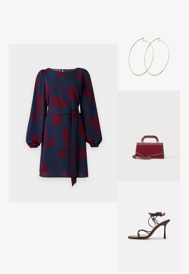 Marin kjole med maroon abstrakt mønster, lange puffærmer, en tætsiddende talje med bånd, og en rund halsudskæring. Glat, let stof.; Simmi London MACIA - Højhælede sandaletter / Højhælede sandaler - chocolate; Lille blank bordeaux håndtaske med topgreb og aftagelig skulderrem, vist mod en ensfarvet lys baggrund.; Pilgrim Øreringe - gold-coloured