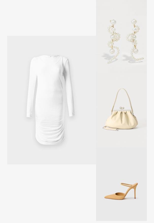 Langærmet hvid kjole lavet af glat stof, med rund halsudskæring og rynket tekstur langs taljen. Simpelt og tætsiddende design.; Beige spidse stilettohæle med en tynd ankelrem på en hvid baggrund.; Cremefarvet blødt læder håndtaske med indsamlet design, sølvramme-lukkemekanisme, kort hank og aftagelig kæderem.; Hvide perleøreringe med et snoet design, der har varierende størrelser af perler og guld accenter. Glat overflade og elegant form.