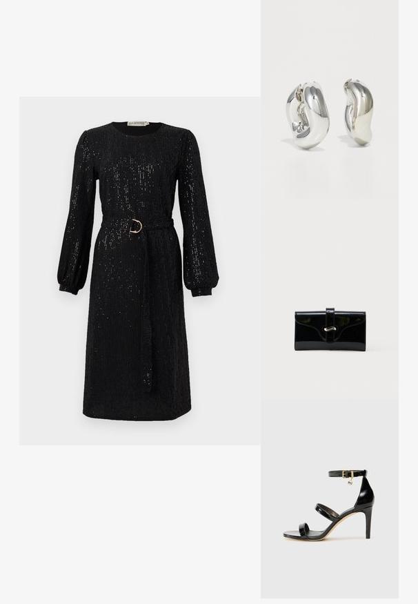 Schwarzes Kleid mit langen, puffigen Ärmeln und tailliertem Bund. Aus Paillettenstoff gefertigt, mit rundem Ausschnitt und geradem Schnitt.; Schwarze Lackleder-Sandale mit drei Riemen, Knöchelriemen und 10 cm hohen Stiletto-Absatz. Verfügt über goldfarbene Hardware-Details und ein Logo-Charm.; Schwarze glänzende rechteckige Brieftasche mit einem vorderen Riemen und silberner Metallverschluss, vor einem schlichten weißen Hintergrund.; Silberne skulpturale Ohrringe mit glatten, geschwungenen Formen und reflektierenden Oberflächen. Sie verfügen über ein geschlossenes Ringdesign und eine ausgeprägte organische Form.