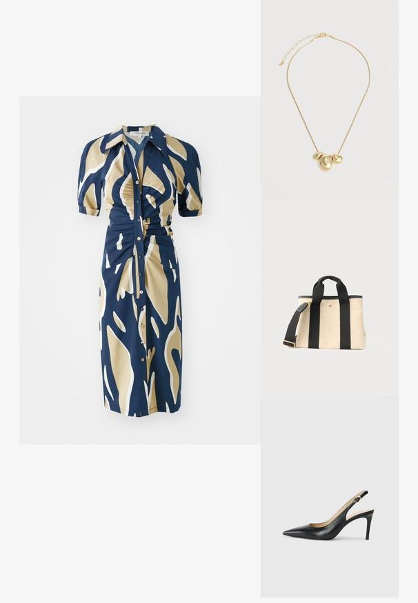 Marineblå kjole med beige og hvid abstrakt mønster, korte puffærmer, knaplukning foran og rynkede detaljer ved taljen. Glat stoftekstur.; Sorte læder slingback højhælede sko med spids tå, justerbar rem og en slank stiletto hæl, der har en glat finish.; Beige lærredstote-taske med sorte håndtag, sort justerbar skulderrem, en toplynlås og en lille guldknap foran.; Halskæde i guldtone med tre uregelmæssige, glatte vedhæng formet som små sten på en tynd kæde med justerbar lukning.