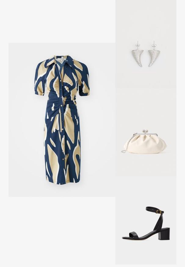 Marineblaues Kleid mit beigem und weißem abstraktem Muster, kurzen Puffärmeln, Knopfleiste und Raffung an der Taille. Glatte Stoffstruktur.; Schwarze Sandale mit offenem Zehenbereich, Blockabsatz und Knöchelriemen mit einer kleinen goldenen Schnalle, von der Seite auf neutralem Hintergrund gesehen.; Cremefarbene Stoff-Clutch mit gerafftem Design, silbernem Metallrahmen, zwei dekorativen Kugeln und einem silbernen Kettenriemen.; Silberne, hornförmige Ohrringe, besetzt mit kleinen klaren Steinen, mit einem Steckverschluss zur Befestigung. Glatte Textur und metallisches Finish.