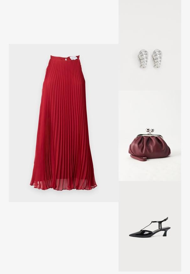 Vestido rojo con pliegues, de escote alto y cierre de cremallera en la parte posterior. Fabricado con un tejido ligero y de textura fluida y suave.; Zapato slingback de cuero charol negro con punta fina, tira en T y tacón bajo en bloque inclinado sobre fondo blanco.; Pequeño bolso de mano de cuero burdeos con cierre metálico plateado y correa de muñeca sobre un fondo blanco.; Pendientes de clip plateados con un diseño en espiral, que presentan una textura metálica suave y formas redondeadas. Sin adornos ni patrones visibles.