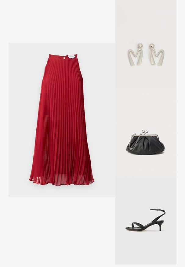 Vestido rojo con pliegues, de escote alto y cierre de cremallera en la parte posterior. Fabricado con un tejido ligero y de textura fluida y suave.; Sandalia negra de cuero para mujer con tiras finas, un lazo para el dedo del pie, hebilla en el tobillo y tacón de aguja de altura media sobre un fondo neutro.; Clutch de cuero negro con textura arrugada, marco de metal en tono plateado, cierre de beso y cadena para colgar. Superficie suave y lisa.; Par de pendientes de metal plateado con forma de letra M angular y postes redondeados sobre un fondo blanco.
