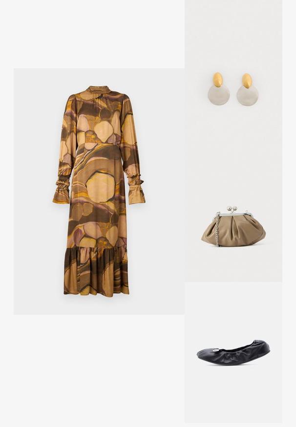 Vestido de manga larga en materiales suaves y mezclados, con un patrón abstracto en tonos marrón y beige, cuello alto, puños acampanados y un dobladillo con volantes.; Zapato plano de cuero negro con punta redondeada y diseño fruncido a lo largo de la abertura. Presenta un sutil detalle de herrajes plateados en la parte delantera.; Clutch de cuero en beige suave con forma redondeada, textura plisada, cierre de broche plateado y una correa de cadena desmontable.; Pendientes de metal dorado y plateado con base de disco redondo y pieza superior ovalada, textura suave y acabado pulido.