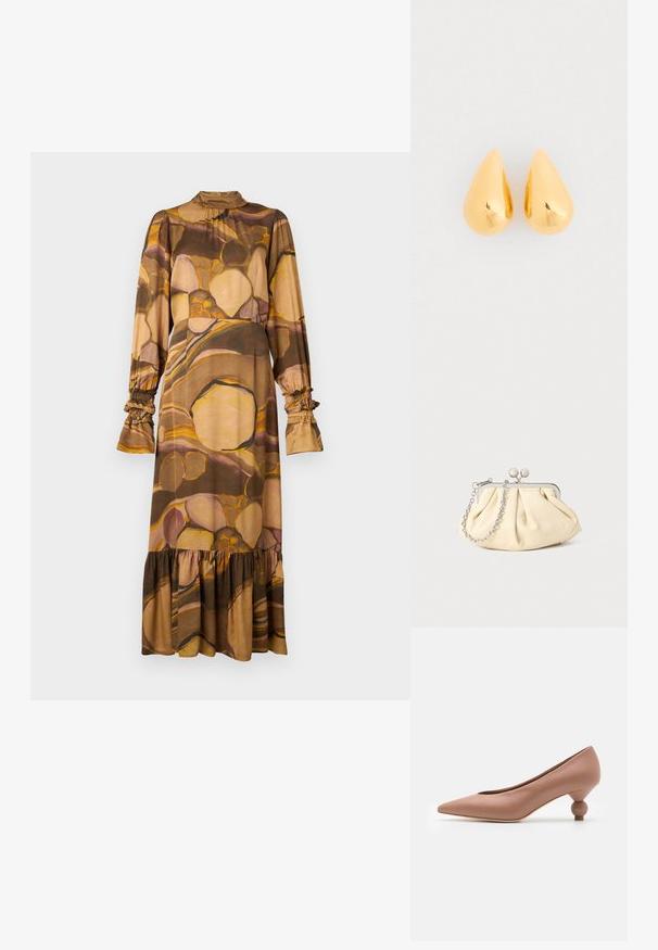 Langarm jurk van zachte, gemengde materialen, met een bruin en beige abstract patroon, hoge kraag, gerimpelde manchetten en een gerimpelde zoom.; Weekend Max Mara RENZA - Klassieke pumps - nudo; Geplooide beige leren clutch met een zilveren metalen frame, voorzien van twee ronde decoratieve sluitingen en een zilveren kettingriem.; Gouden druppelvormige oorbellen met een gladde, gepolijste oppervlakte en ronde onderkanten, die het licht weerkaatsen met een glanzende afwerking.