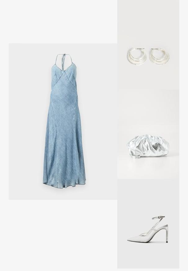 Denimkjole i lys blå nuance med spaghetti-stropper, A-line snit og subtile plisseringer langs bodice. Lang, flydende silhuet.; Gennemsigtig stiletto hæl sko med spidse tæer, gennemsigtigt materiale, metalliske sølv accenter og justerbar ankelrem.; Metallisk sølv clutch taske med en blød, samlet krop og en tynd skulderrem. Har en glat, skinnende overflade og rund form.; Sølv hoop øreringe med tre lagdelte halvcirkelformede bånd, hvoraf det ene er udsmykket med små klare krystaller på en lys baggrund.