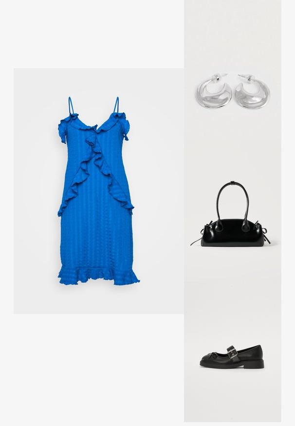 Blauw, gestructureerd jurkje met een gerimpeld accent, dunne bandjes en een knie-lange zoom. Heeft een golvend patroon langs de voorkant en de onderste randen.; Zwarte leren Mary Jane-schoen met een ronde neus, enkelband en details met zilveren gesp. Heeft een platte, chunkyzool en een strikaccent.; Kleine zwarte glanzende handtas met twee lange hengsels en zijkant trekkoord details op een effen lichte achtergrond.; Een paar gepolijste zilveren halve maanvormige creolen met heldere plastic achterkanten op een witte ondergrond.