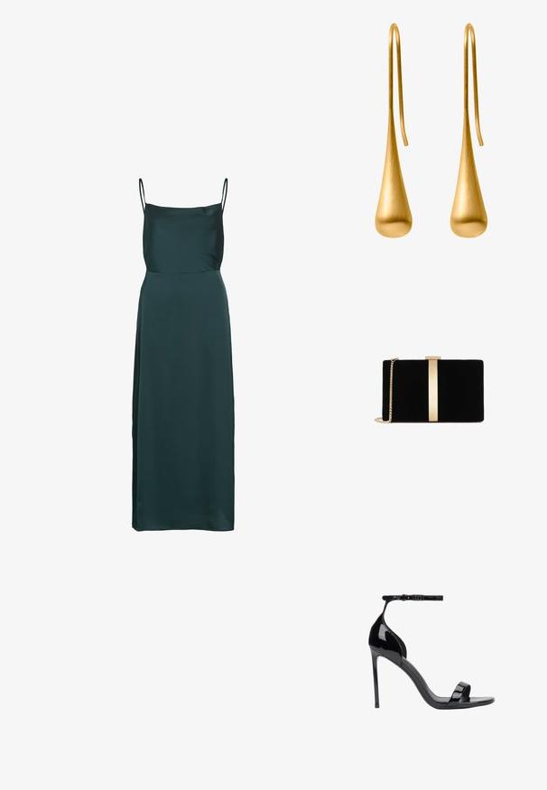 Donkergroene, lange satijnen slipjurk met dunne spaghettibandjes en een rechte halslijn.; ESTRO Sandalen - black; Zwarte fluwelen clutch met een gouden metalen accent in het midden, voorzien van een kettinghengsel en een strakke rechthoekige vorm.; Gouden druppelogen in een slank, langwerpig druppelvorm met een geborstelde afwerking en draad haken voor gemakkelijk dragen.