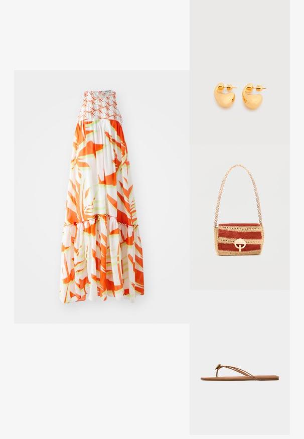 Maxikleid mit einem gerafften Oberteil, das ein abstraktes orange-grünes Muster auf weißem Hintergrund und einen gerüschten Saum aufweist.; Flache Sandale in Tan mit dünnen doppelten Zehen- und Seitenriemen sowie einem kleinen metallischen Zierelement in der Nähe des Zehenstegs.; Kleine rechteckige gewebte Handtasche mit roten und beigen Streifen, goldfarbenem runden Verschluss und goldfarbener Ketten-Schulterriemen.; Paar kleine, klobige Ohrstecker in Goldton mit glatten, geschwungenen, abstrakten Formen vor hellem Hintergrund.