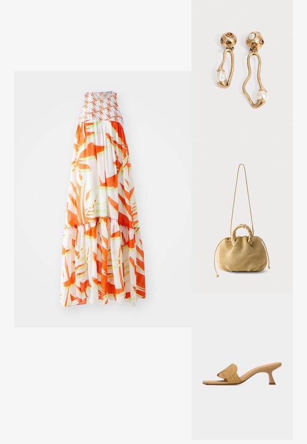 Maxi-jurk met een smocked lijfje, voorzien van een abstract oranje en groen patroon op een witte achtergrond en een ruffelzoom.; Beige open-toe mule met een lage kittenhak en een geweven, circulaire decoratieve band over de voorkant.; Beige geweven handtas met gevlochten bovenhandvatten, tunnelzijden met trekkoord en een lange dunne schouderriem op een effen witte achtergrond.; Goudkleurige oorbellen met onregelmatige open vormen, elk met een parel aan de onderkant en edelsteendetails op de ronde stekers.