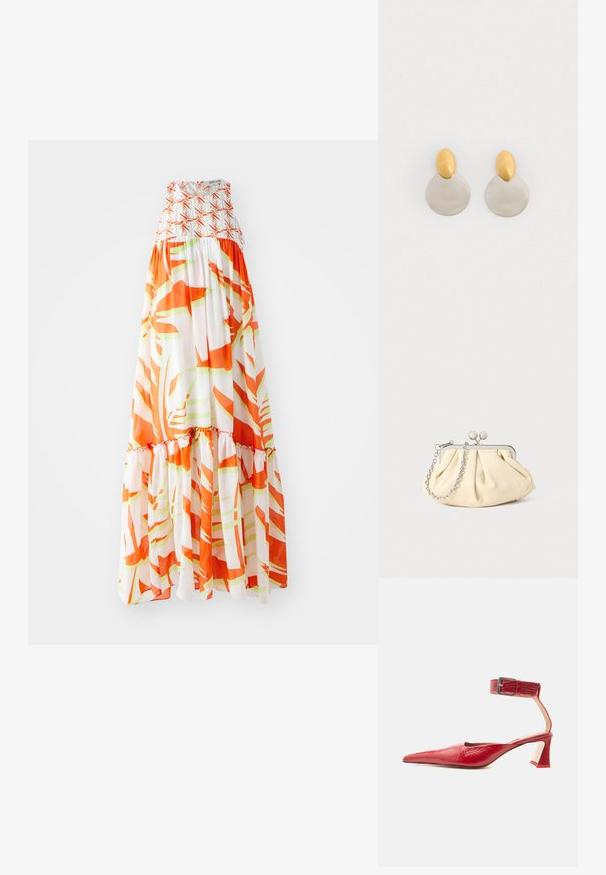 Maxi-jurk met een smocked lijfje, voorzien van een abstract oranje en groen patroon op een witte achtergrond en een ruffelzoom.; Rode leren pump met puntige neus, gestructureerde enkelriem en zilveren gesp op een gebogen blokhak, zijaanzicht.; Geplooide beige leren clutch met een zilveren metalen frame, voorzien van twee ronde decoratieve sluitingen en een zilveren kettingriem.; Gouden en zilveren metalen oorbellen met een ronde schijfbasis en een ovale bovenstuk, gladde textuur en gepolijste afwerking.
