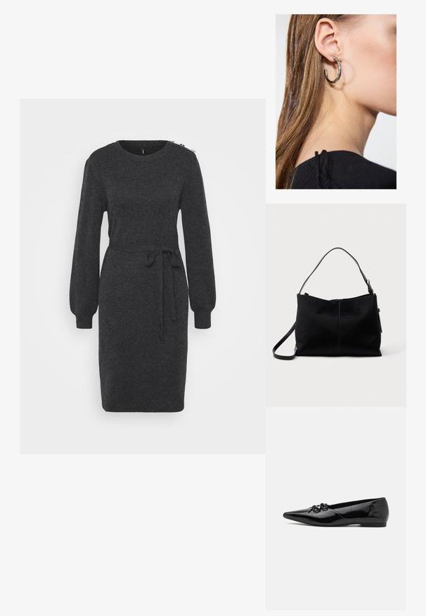 Robe tricotée gris foncé avec de longues manches bouffantes, un col rond et un accent de taille nouée. Présente des éléments décoratifs au niveau des épaules.; Ballerines en cuir verni noir avec un bout pointu, présentant un nœud décoratif à l'avant et un design de talon bas et élégant.; Sac à bandoulière noir avec une surface lisse et texturée, doté d'une seule sangle et d'une fermeture éclair en haut. Forme rectangulaire compacte.; Boucle d'oreille en argent avec une finition polie, présentant de petits détails en or et de forme ronde, portée sur le lobe.