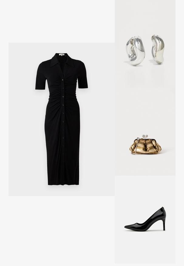 Schwarzes Kleid mit kurzen Ärmeln, Knopfleiste und Raffung. Aus glattem Stoff, knielang mit taillierter Silhouette.; Schwarze Lackleder-Pumps mit hohen Absätzen, spitzer Zehenform und schlanker Silhouette, die über eine glatte Textur und ein minimalistisches Design verfügen.; Kleine goldene Pailletten-Clutch mit silbernem Verschluss und kurzem silbernem Kettenhenkel auf einfarbig hellem Hintergrund.; Silberne skulpturale Ohrringe mit glatten, geschwungenen Formen und reflektierenden Oberflächen. Sie verfügen über ein geschlossenes Ringdesign und eine ausgeprägte organische Form.