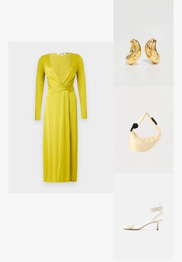 Robe portefeuille jaune à manches longues avec un profond décolleté en V et un détail froncé à la taille, présentée sur un fond gris clair uni.; Sandale à talon bas de couleur crème avec des liens à nouer autour de la cheville et une large bride torsadée sur les orteils, sur un fond blanc uni.; Sac épaule en satin couleur crème avec deux nœuds tressés noirs sur la sangle et une fermeture éclair visible.; Boucles d'oreilles en or en forme de d'anneaux lisses et courbés avec une finition polie. Équipées d'un mécanisme de fermeture et de légères indentations pour le détail.