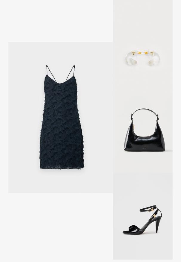 Robe navy avec des fines bretelles spaghetti, présentant une surface texturée avec des volants superposés, une coupe slim et un design longueur genoux.; Sandale à talon haut en cuir verni noir avec double bride de cheville et boucles dorées, bout ouvert, et talon effilé sur fond neutre.; Sac à main Calvin Klein noir brillant avec fermeture éclair dorée et anse courte sur fond blanc uni.; Boucles d'oreilles en acrylique transparent avec accents dorés, présentant un design incurvé et un fermoir transparent. Texture lisse, style minimaliste.