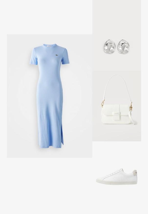 Lys blå, kortærmet, ribbet midi-kjole med rund hals og lille grøn logo på venstre bryst, der har sideslids i kanten.; Hvide lædersneakers med en struktureret off-white gummi sål. Funktioner inkluderer snørebånd, diskrete sømme og en grå ruskindsdetalje ved hælen.; Hvid Lacoste skuldertaske i læder med klaplukning, guldfarvet hardware og aftagelig rem på en ensfarvet baggrund.; Sølv abstrakte stud øreringe med en poleret finish, der har glatte kurver og subtile konturer. Ingen synlige mønstre eller accenter.