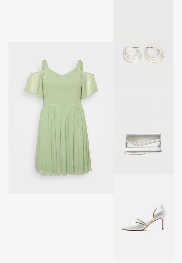Lichtgroene jurk met off-shoulder mouwen, V-hals, en een geplooide rok. Gemaakt van een zachte, vloeiende stof met een gladde textuur.; Zilverkleurige pumps met een puntige neus, lage naaldhak en een dunne band versierd met strass steentjes over de wreef.; Glanzende zilveren clutch met envelopvormige klep en decoratieve rand, klein zilveren kettingriempje, op een effen lichte achtergrond.; Zilveren oorringen met drie gelaagde halve cirkelvormige banden, waarvan één versierd met kleine heldere kristallen op een lichte achtergrond.