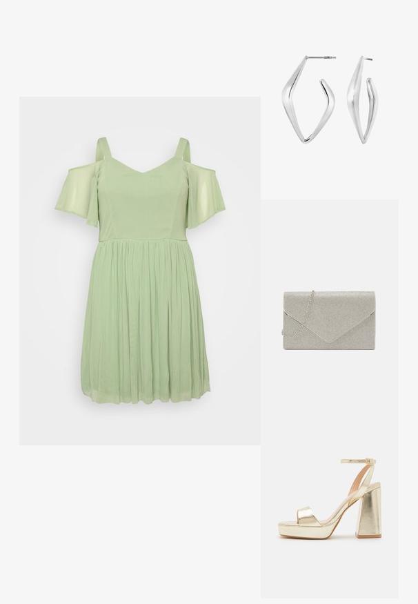 Lichtgroene jurk met off-shoulder mouwen, V-hals, en een geplooide rok. Gemaakt van een zachte, vloeiende stof met een gladde textuur.; Gouden metallic platform sandalen met een open teen en een enkelband, voorzien van een vierkante blokhak en een gladde textuur.; Metalen zilveren clutch met een envelopontwerp, verrijkt met een gestructureerd patroon, voorzien van een afneembare kettinghengsel.; Zilveren creolen met een onderscheidend hoekig ontwerp. Soepele, gepolijste afwerking met een open, minimalistische vorm. Lichtgewicht metalen beslag.