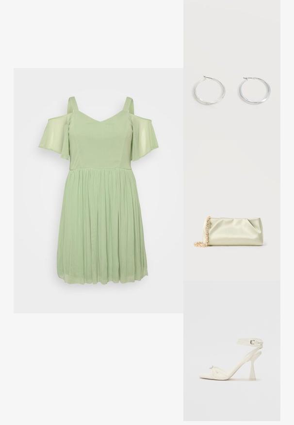 Lysegrøn kjole med off-shoulder ærmer, V-hals og samlet skørt. Lavet af blødt, flydende materiale med en glat tekstur.; Sandal med høj hæl i hvid læder med et elegant design, en transparent blokhæl og et dekorativt element ved tåen.; Blød lys grøn satin clutch taske med guld- og krystal kæde-rem, rektangulær form med bløde folder på en ensfarvet baggrund.; Sølvfarvede metaloorringe med glat, let buet overflade og låsemekanisme på en ensfarvet hvid baggrund.