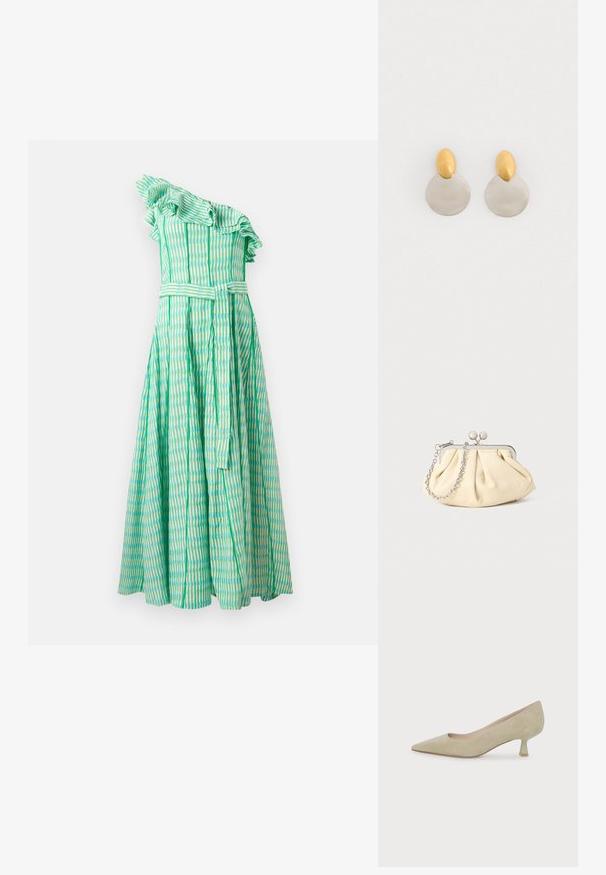Robe verte à une épaule avec des volants ondulés, des rayures verticales dans des nuances de vert et de bleu, et une ceinture assortie à la taille.; Escarpin en daim beige à bout pointu avec un talon bas et fin de hauteur moyenne sur fond blanc uni.; Pochette en cuir beige plissé avec un cadre en métal argenté, dotée de deux fermoirs ronds décoratifs et d'une chaîne en argent.; Boucles d'oreilles en métal doré et argenté avec une base en disque rond et une pièce supérieure ovale, texture lisse et finition polie.