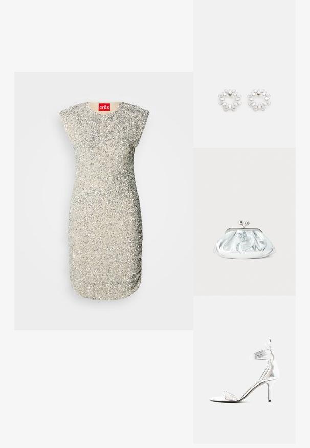 Robe argentée sans manches ornée de sequins, avec un col rond et une coupe ajustée, présentant des fronces sur les côtés pour une texture supplémentaire.; Sandale à talon haut argentée avec fines brides, tour de cheville et talon aiguille fin sur fond blanc uni.; Petit sac pochette métallique argenté avec un design arrondi et froncé, fermeture à clip avec deux boules argentées.; Boucles d'oreilles circulaires en métal, ornées de plusieurs pierres transparentes et facettées disposées dans un motif étincelant. Incolores et réfléchissantes.