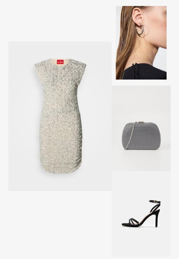 Robe argentée sans manches ornée de sequins, avec un col rond et une coupe ajustée, présentant des fronces sur les côtés pour une texture supplémentaire.; Anna Field by Zalando Sandales - black; Pochette texturée noir et blanc de forme arrondie, avec une chaîne en métal argenté et un fermoir en métal en haut.; Boucle d'oreille en argent avec une finition polie, présentant de petits détails en or et de forme ronde, portée sur le lobe.