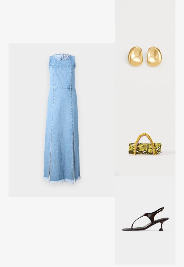 Denim maxi kjole i lys blå, ærmeløs design med rund halsudskæring, med to sidelæg og frynset kantdetalje.; Mørkebrun laklædersandal med rem bagpå, lille hæl og tårem på hvid baggrund.; Rektangulær taske med gult og sort blomsterprint og flettet gul og pink hank på hvid baggrund.; Guldfarvede stud øreringe med en glat, rund form og en reflekterende overflade, der fremhæver et minimalistisk design uden synlige mønstre.