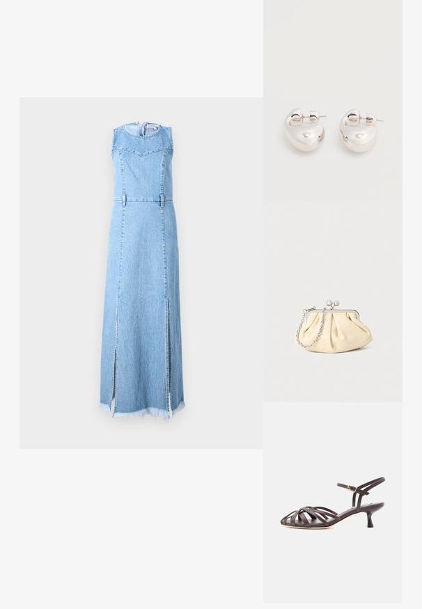 Denim maxi kjole i lys blå, ærmeløs design med rund halsudskæring, med to sidelæg og frynset kantdetalje.; Mørkebrun læder sandal med smalle remme, kitten heel og justerbar ankelrem med spænde på hvid baggrund.; Plisseret beige læderclutch med en sølvmetalramme, der har to runde dekorative låse og en sølvkædetrasporte.; Par af skinnende sølv store øreringe med lukning på bagsiden mod en ensfarvet hvid baggrund.